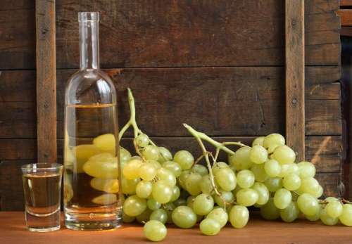 виноградная водка и гроздь винограда