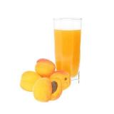 абрикосовый сок в высоком стакане и свежие спелые абрикосы