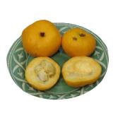 фрукт араза на тарелке в целом и разрезанном виде