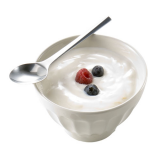 домашний йогурт с ягодами малины и черники в белой керамической пиале