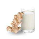 имбирное молоко в стакане и корень имбиря