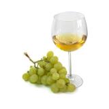 вино херес в бокале и гроздь винограда
