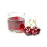 вишневый свежевыжатый сок в стакане и вишни