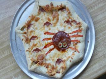 пицца в виде паутины с пауками