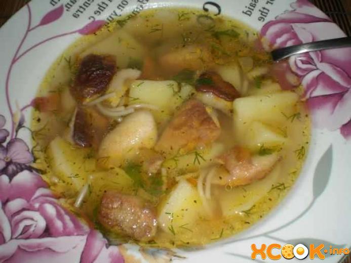 Суп из замороженных грибов белых с картофелем. Суп вермишелевый грибной. Грибной суп с вермишелью и картофелем. Суп с грибами и вермишелью. Грибной суп с картошкой и вермишелью.