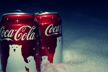 две жестяные банки Coca-Cola в снегу