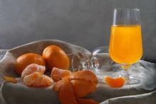 бокал мандаринового сока и цитрусовые
