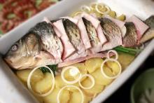 приготовленная рыба хариус с картошкой