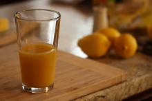 апельсиновый сироп в стакане
