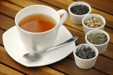 разные виды чая и готовый напиток