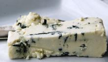 кусок голубого сыра с плесенью