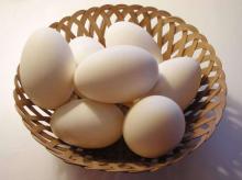 гусиные яйца в корзинке