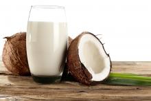 высокий стеклянный стакан кокосового молока