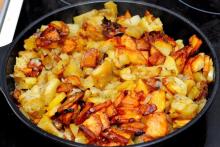 жаренный картофель на сковороде