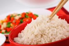 сваренный рис фушигон в тарелке