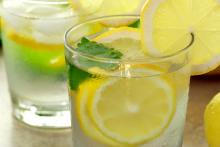 стакан содовой воды с лимоном